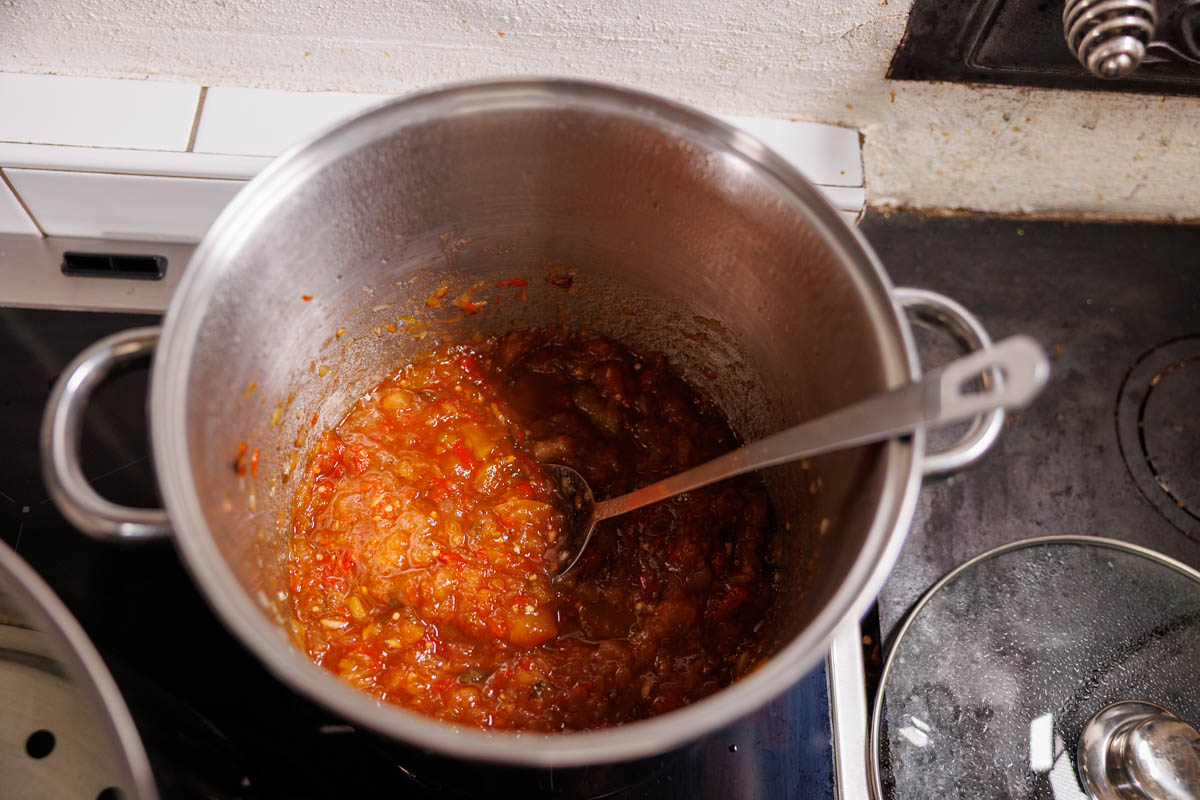 Salsa som kokar i kastrull och är klar för upphällning