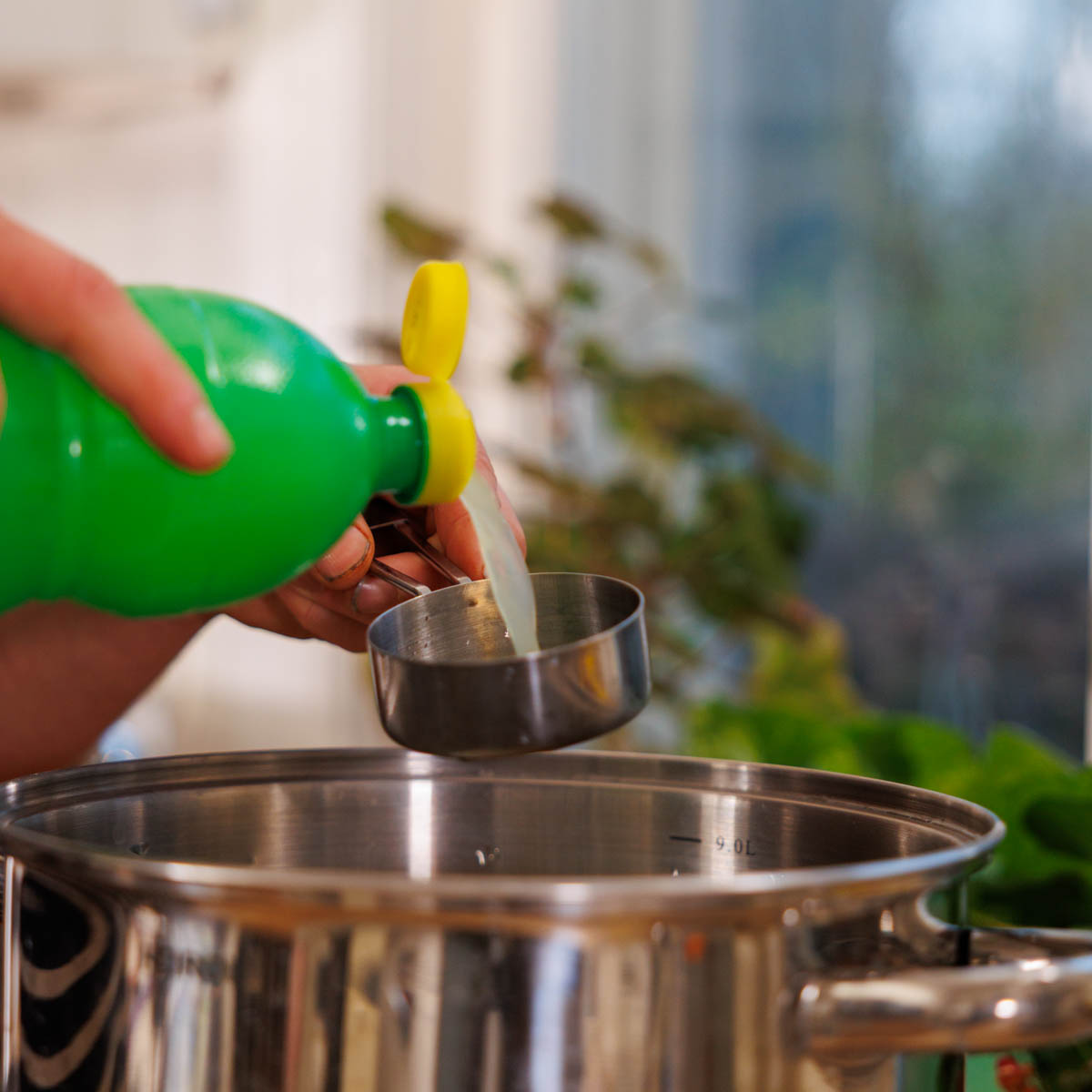 Vi tillsätter limejuice från flaska till salsan