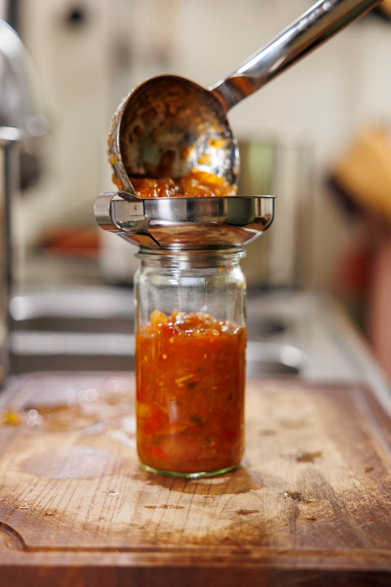 Förstorad bild: Salsa hälls på weck 975 burk med en tratt