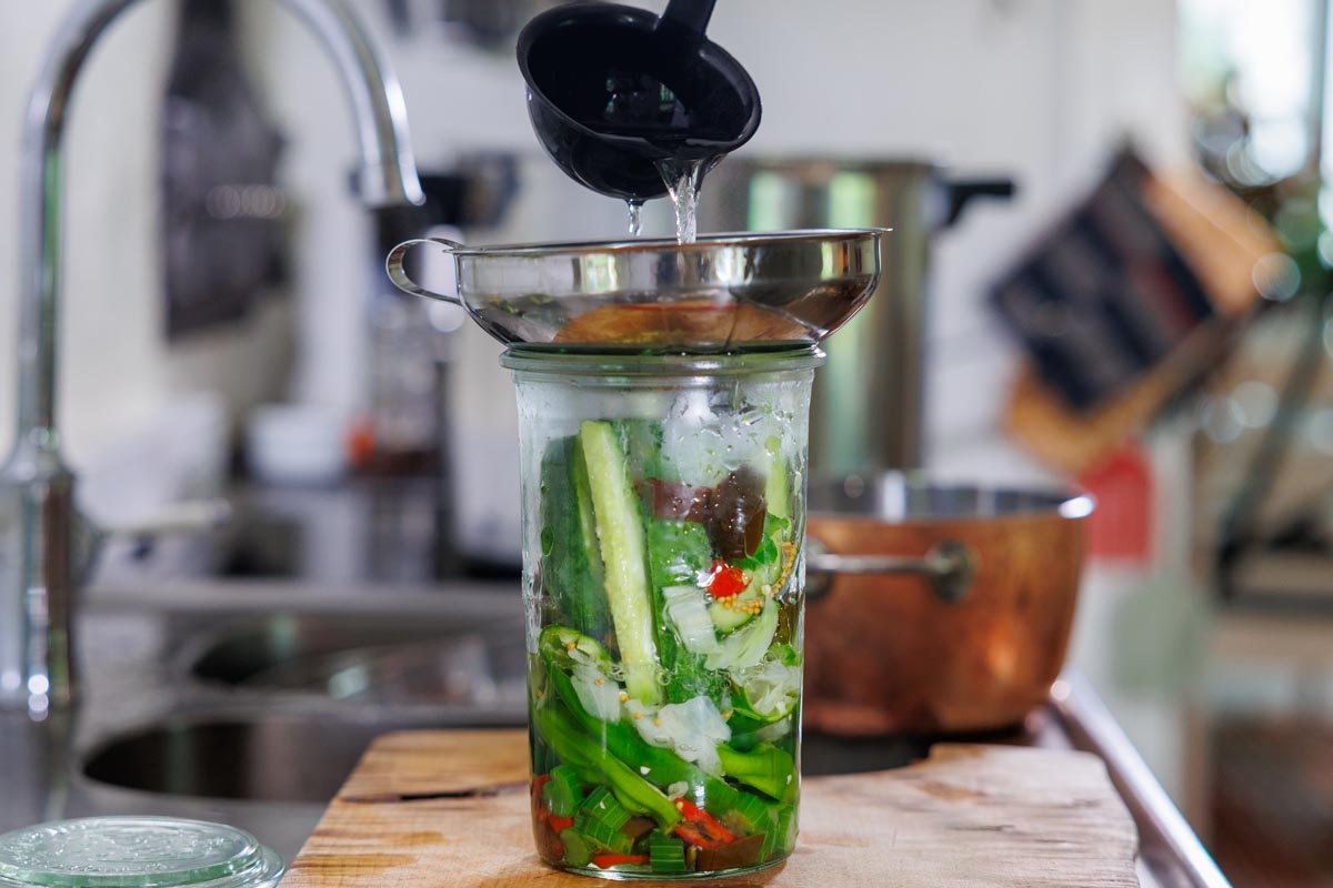 Het lag hälls på pickles. VI använder en tratt för att inte kladda