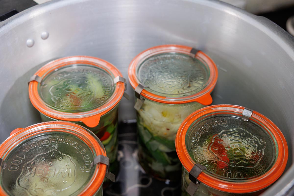 Pickles som ångkonserveras i vår kastrull för tryckkonservering. - En bra, smidig och säker metod