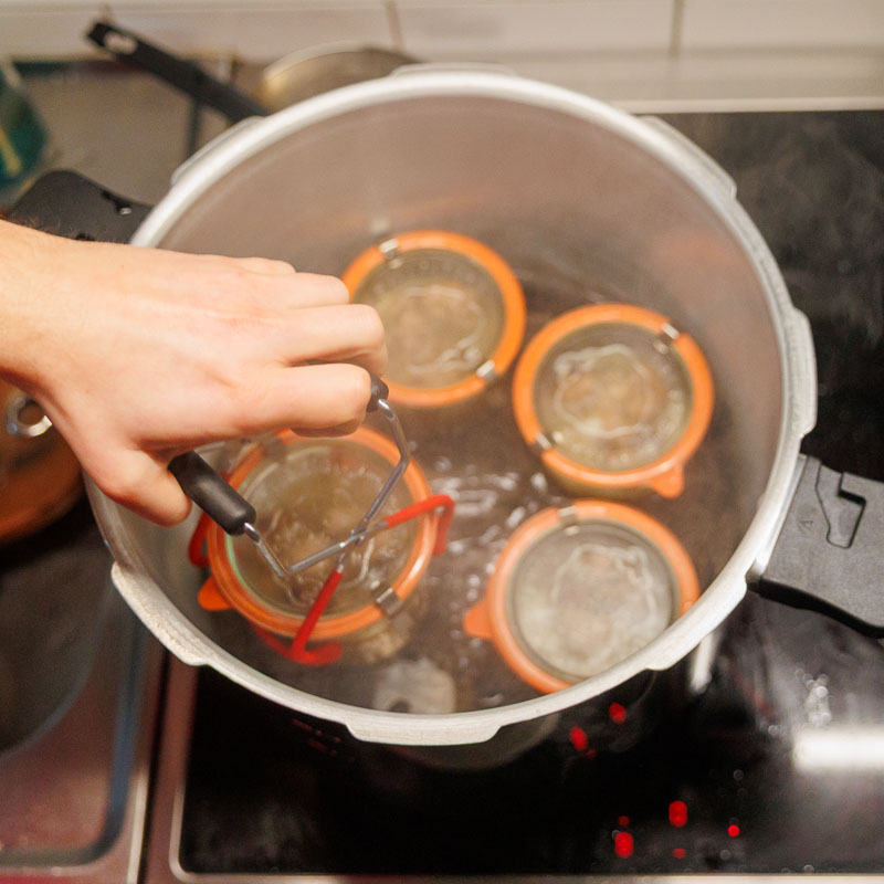 Färdigkonserverade burkar