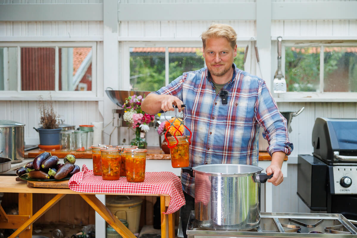 Förstorad bild: Daniel lyfter upp en färdigkonserverad burk