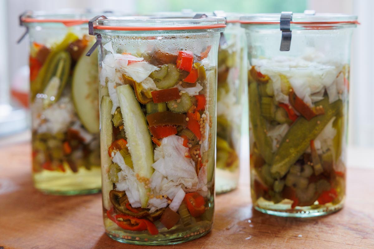 Vackert inkokade pickles i mellanösternstil i Weck 1litersburkar