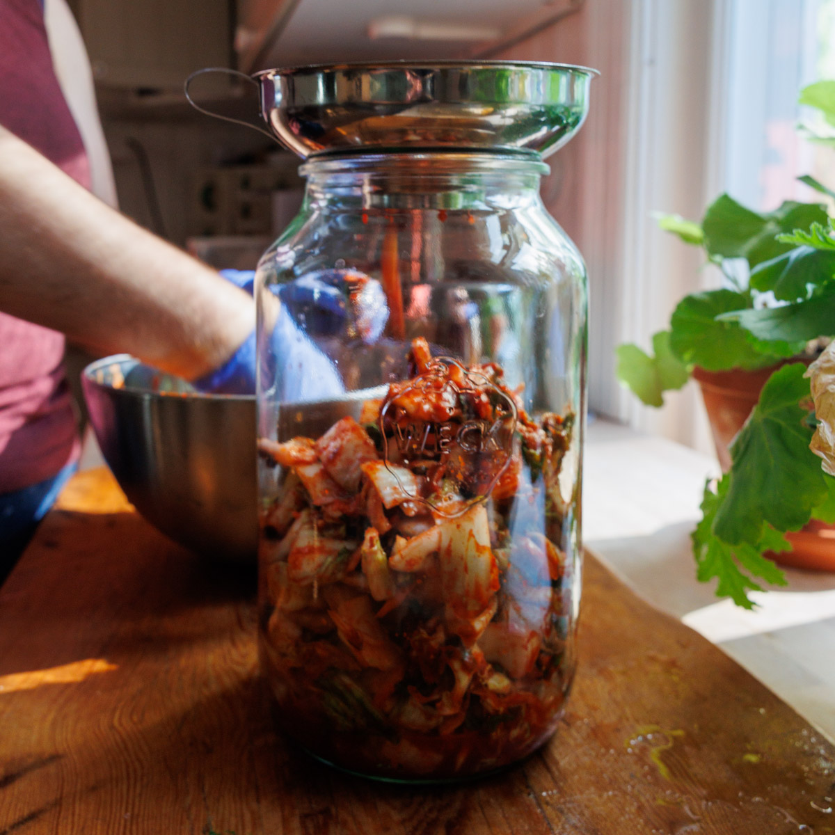 Glasburk fylls med kimchi