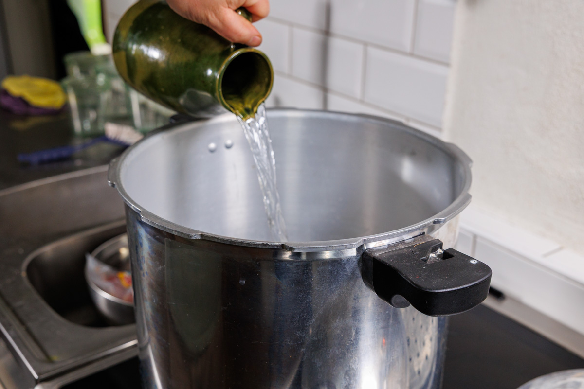 Vatten mäts upp i tryckkonserveringskastrull