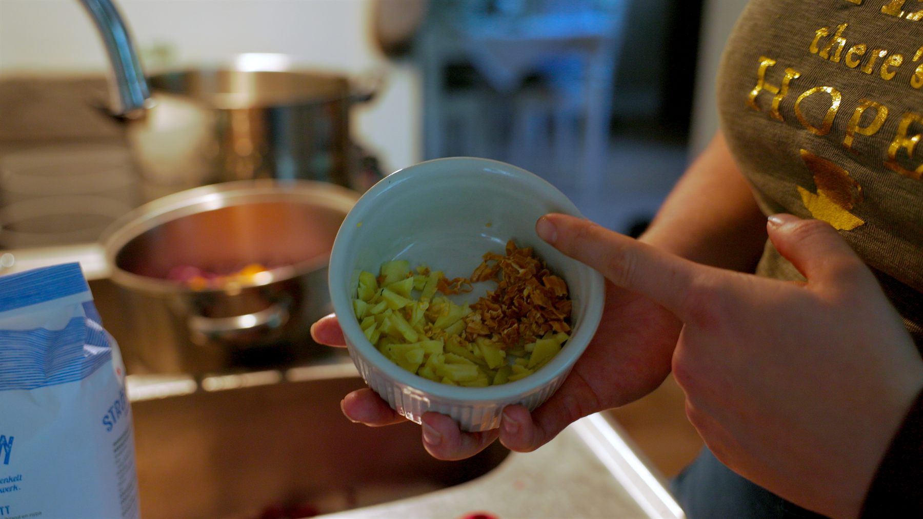 Ingredienser till rabarberchutney, bland annat ingefära och kryddor.