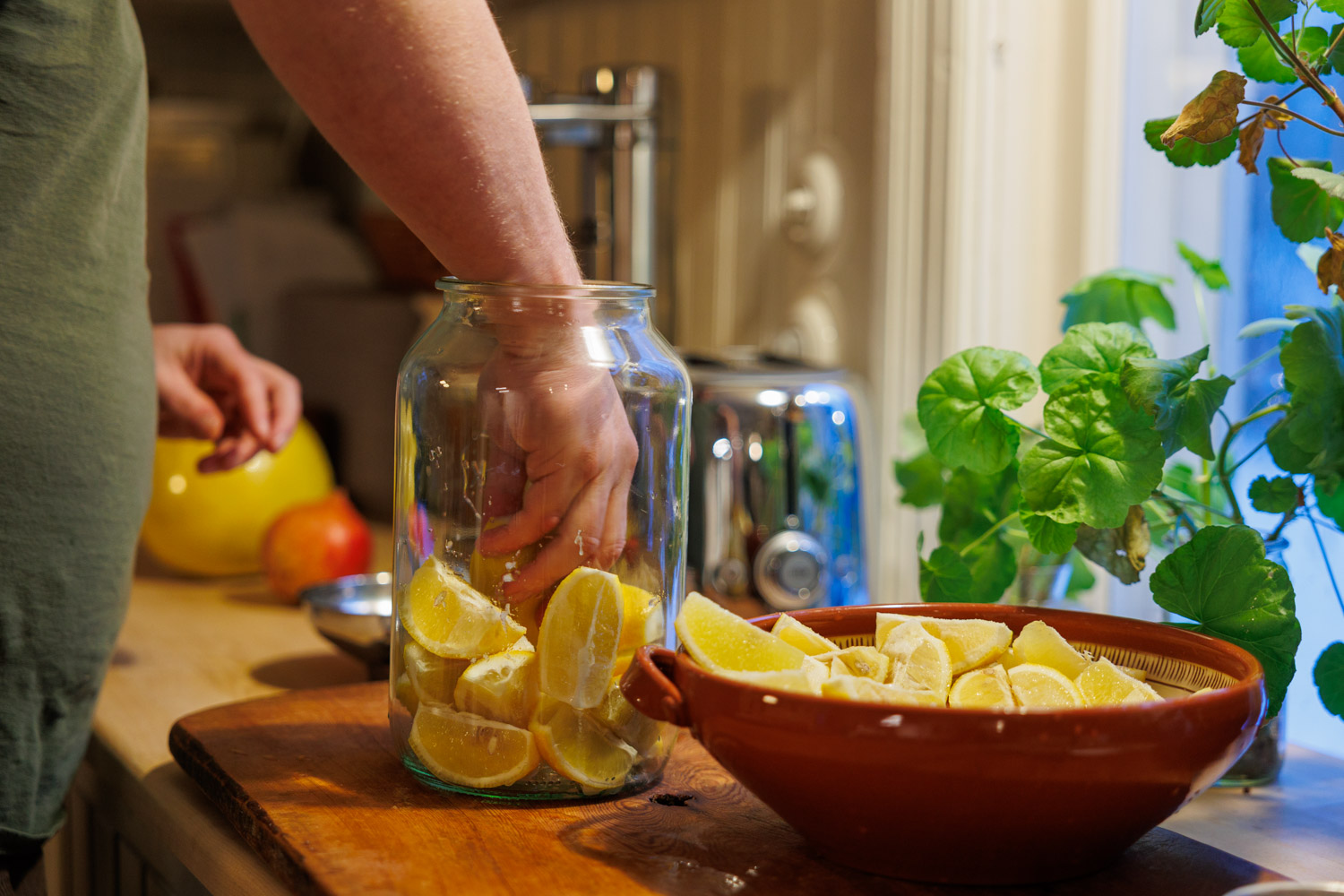 Förstorad bild: Citroner packas i burk för saltning.