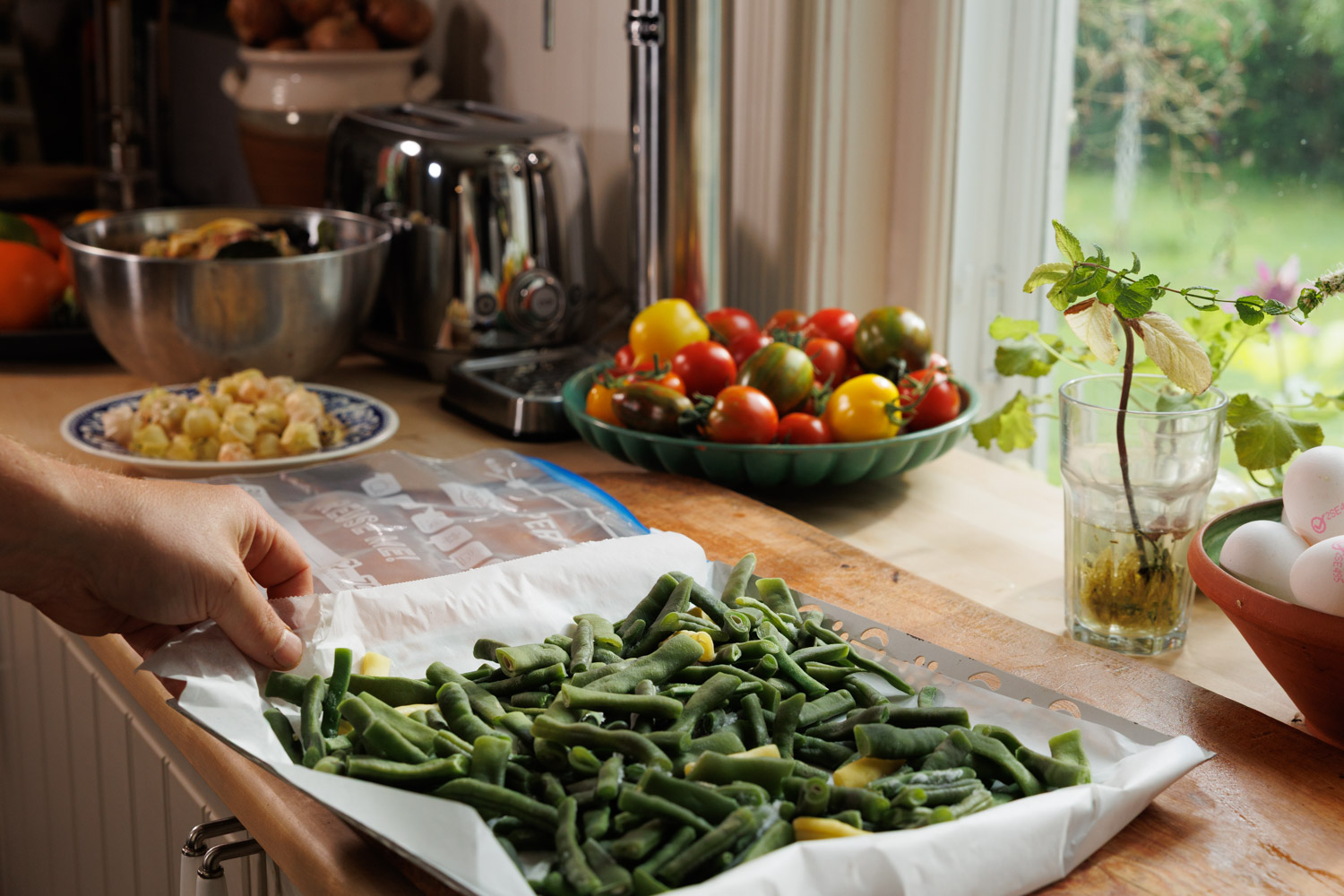 Styckfrysta haricot verts på en bricka.