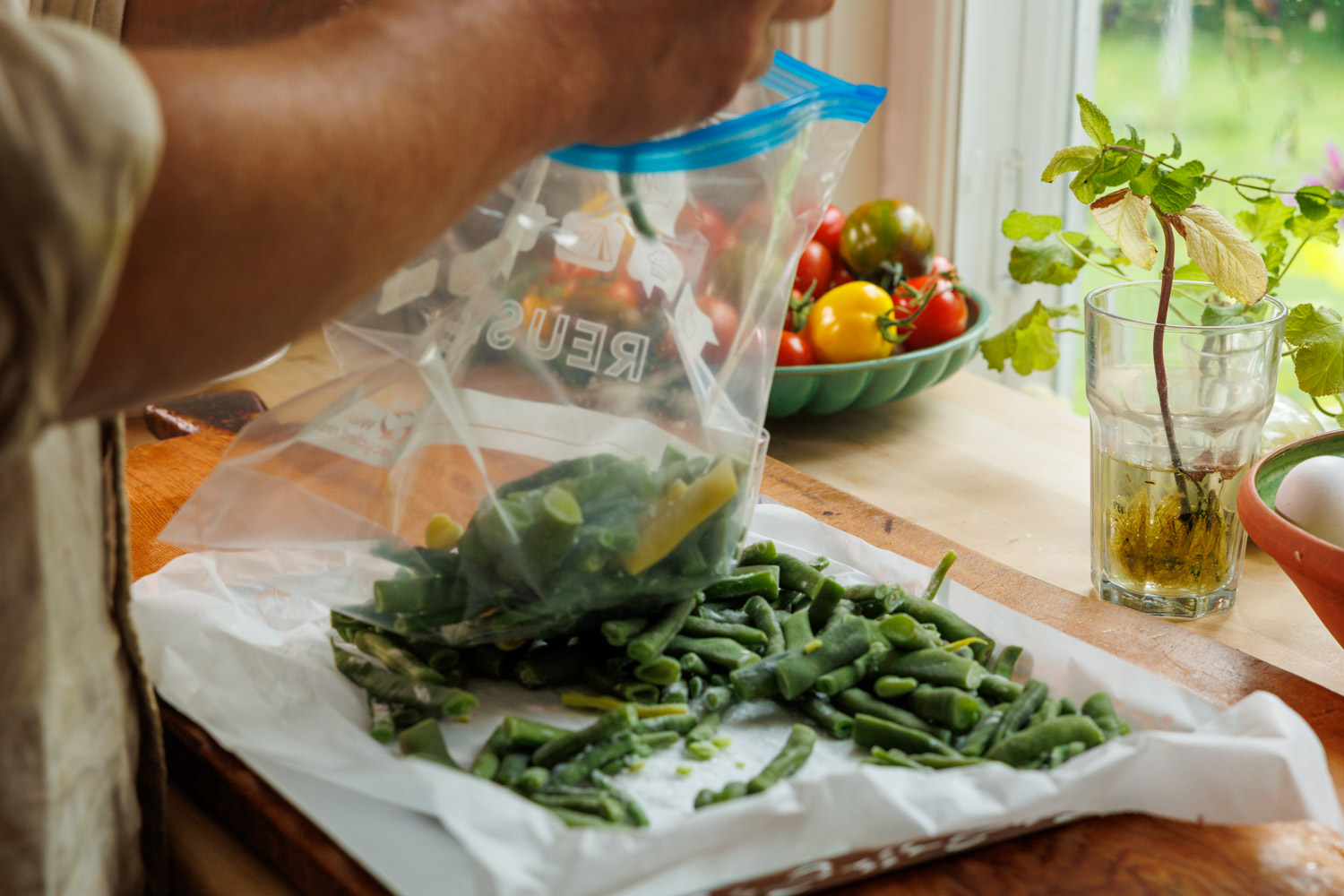 Frysta haricot verts packas i en påse.