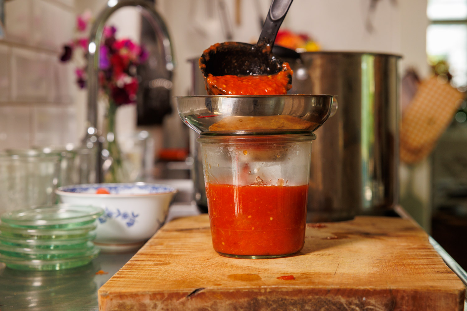 Tomatsås fylls på Weckburkar.
