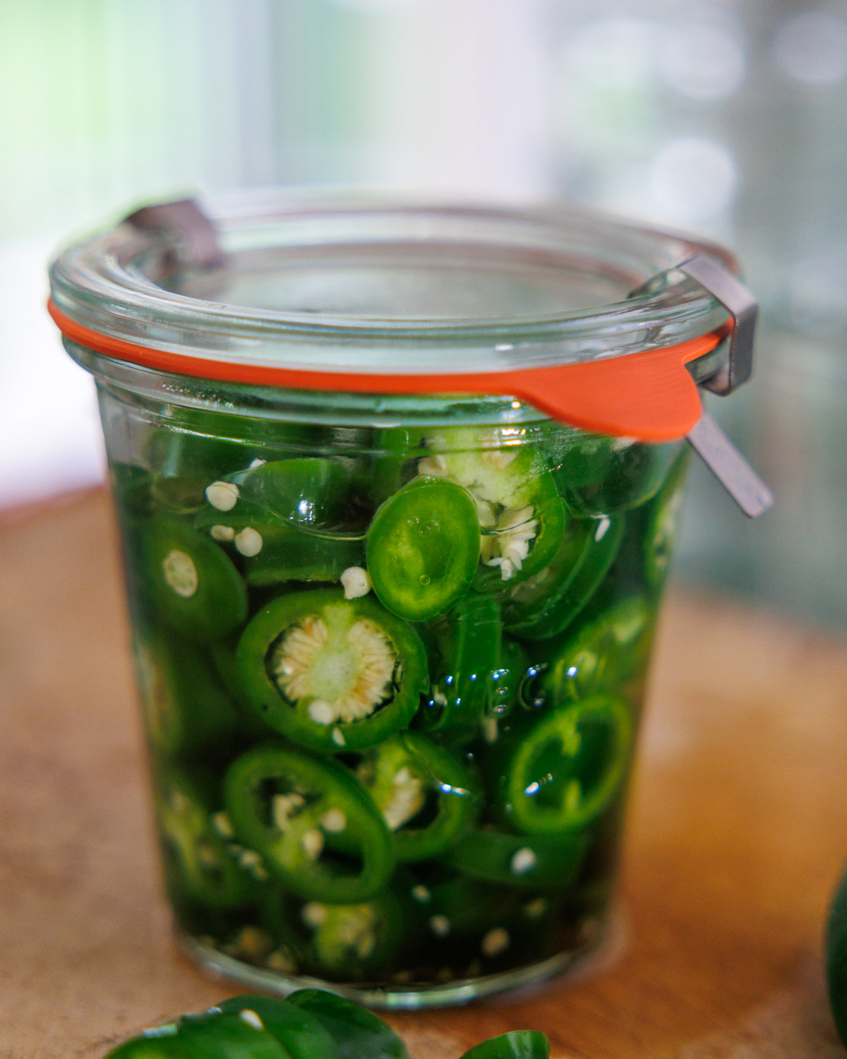 Konserverade jalapeños i en burk.